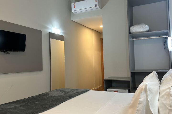 Room 8 of 33