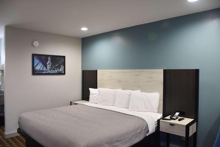 1 King Bed (5 of 12)