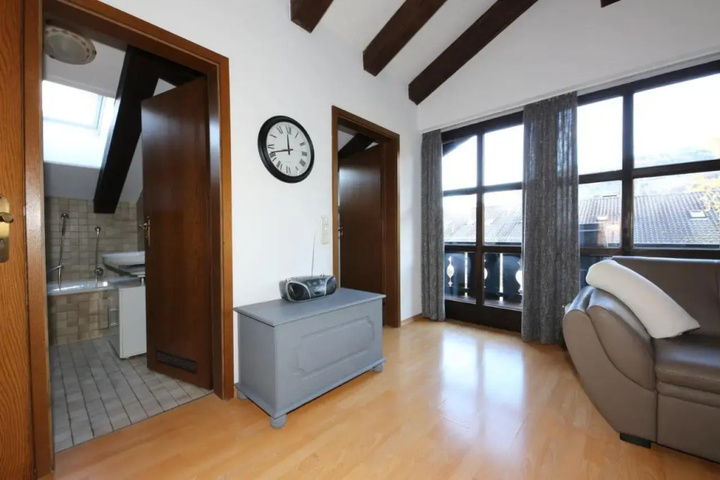 Room 2 of 10