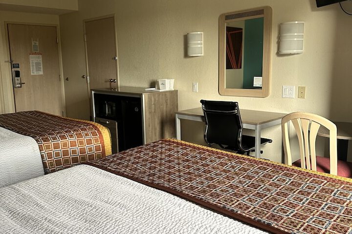 2 Queen Beds (9 of 14)