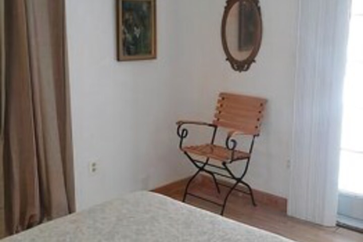 Room 10 of 12