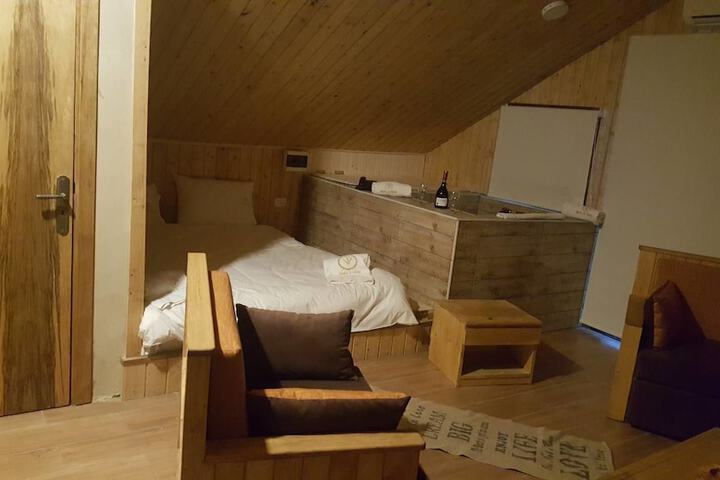 Room 8 of 120