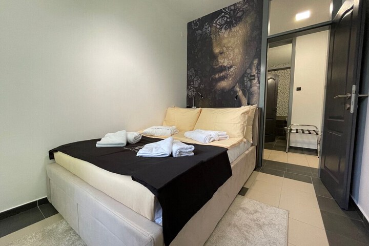 Room 12 of 32