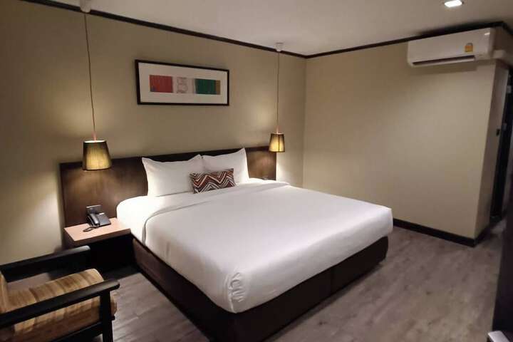 Room 26 of 153