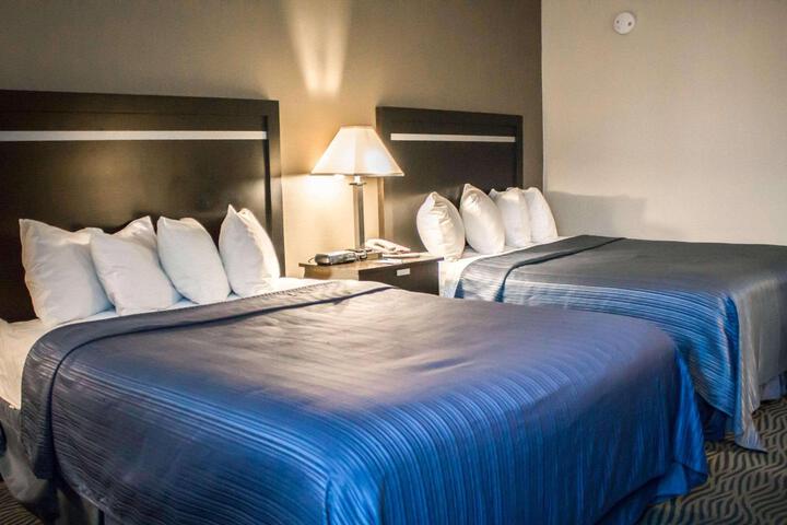 1 Queen Bed (15 of 17)