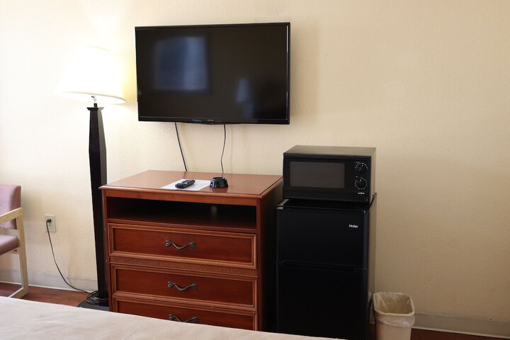 Deluxe King Bed (1 of 33)