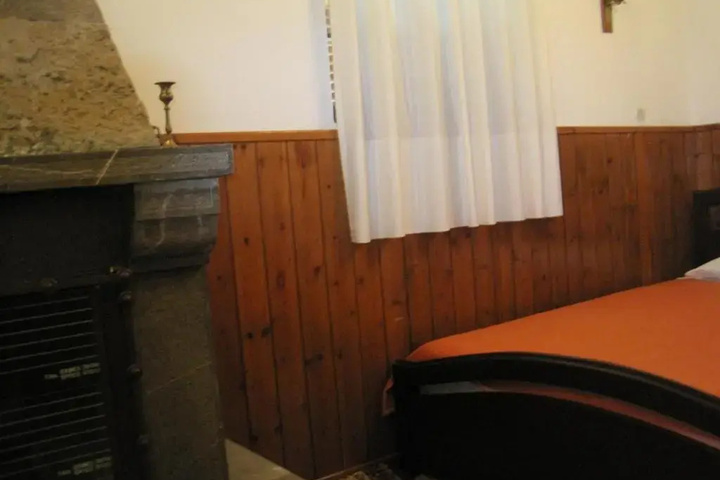 Room 4 of 9