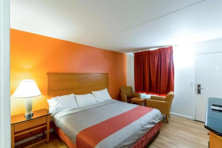 Room 6 of 25