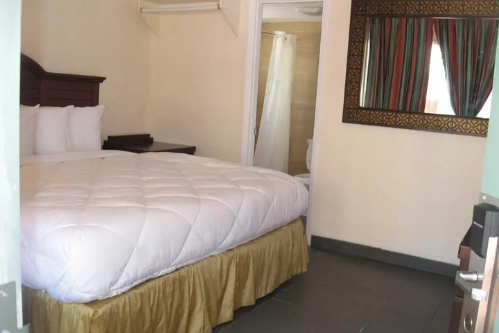 Room 4 of 12