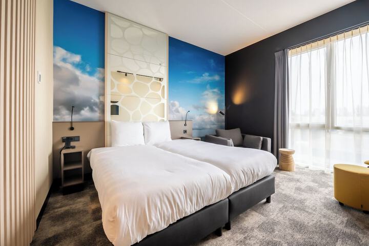 Room 6 of 8