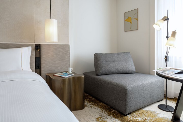 Room 27 of 100