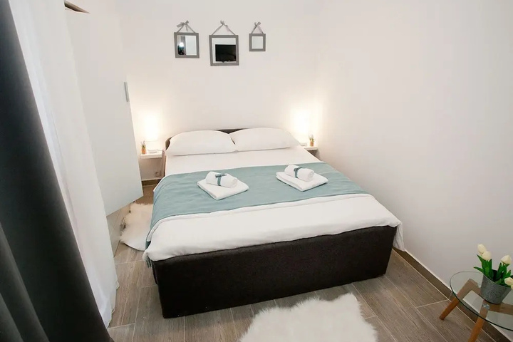 Room 4 of 12