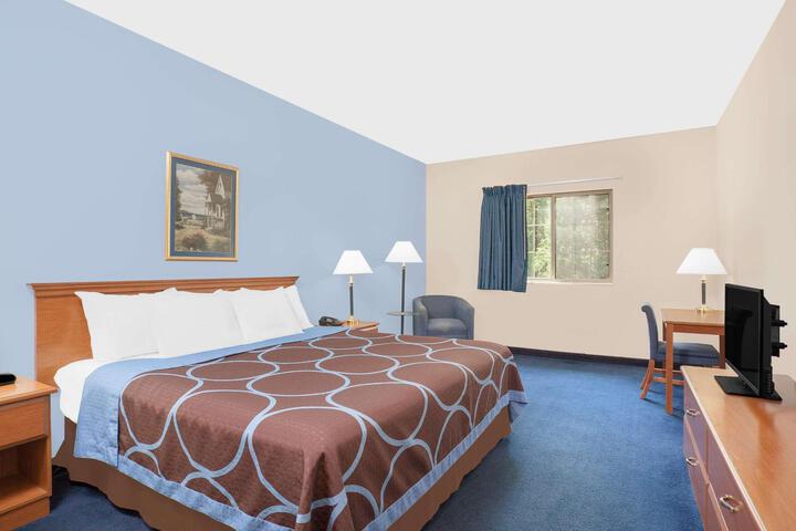 1 King Bed Deluxe Room (4 of 11)