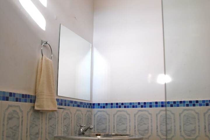 Room 12 of 16