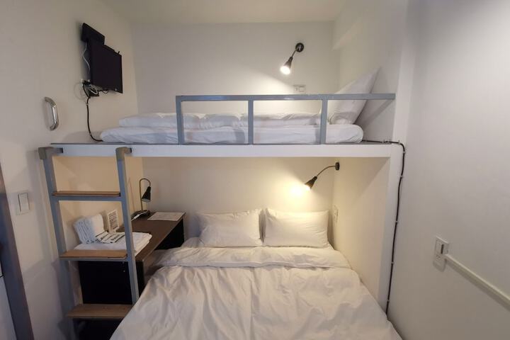 Room 28 of 47