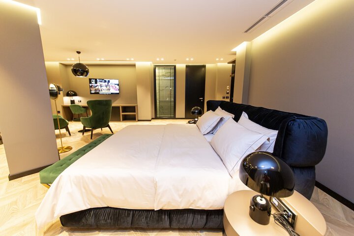 Room 10 of 77