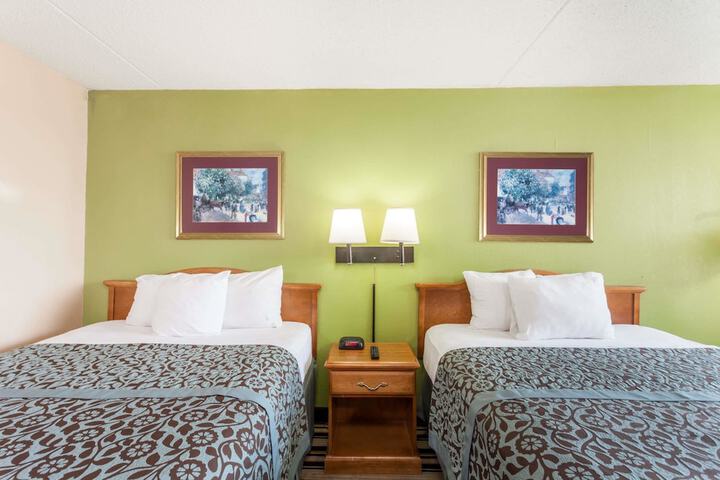 2 Queen Beds (1 of 6)