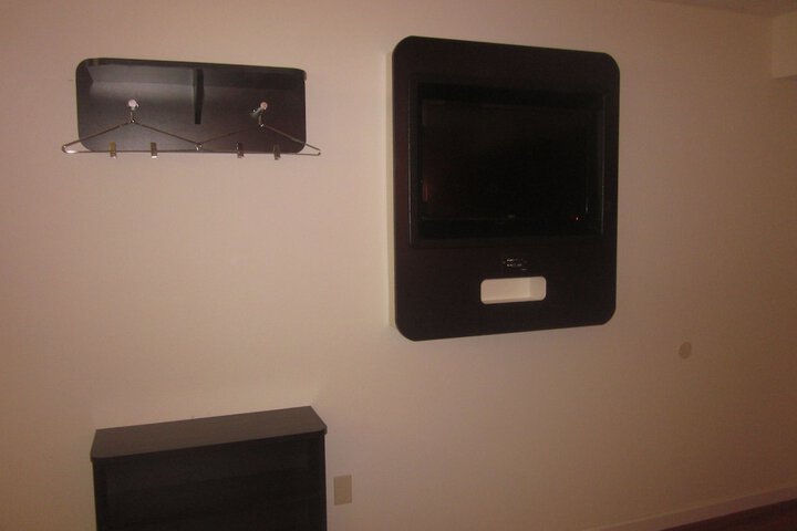 1 Queen Bed Micfridge (6 of 8)