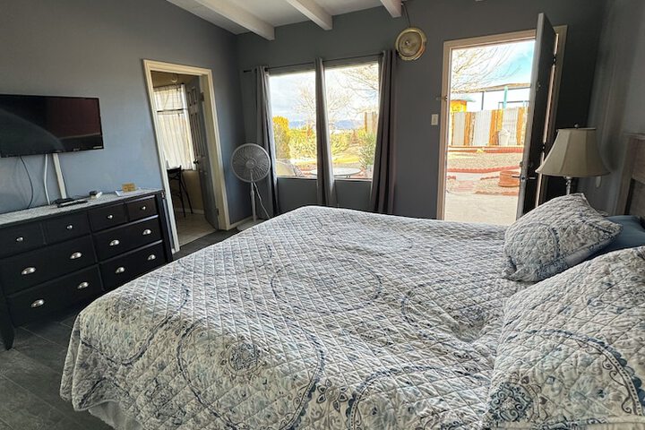 Deluxe King with Full Kitchen (2 of 18)