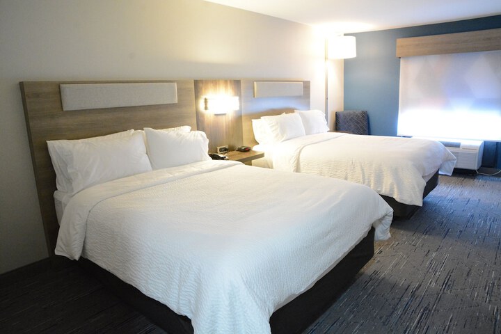 2 Queen Beds (1 of 8)