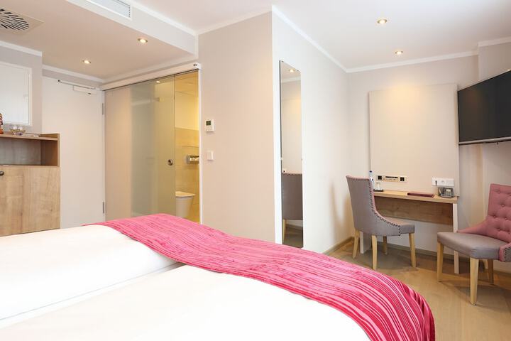 Room 9 of 40