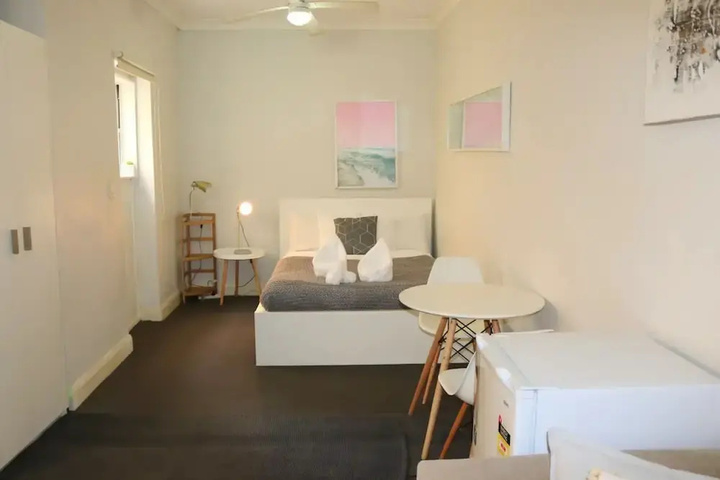 Room 6 of 11