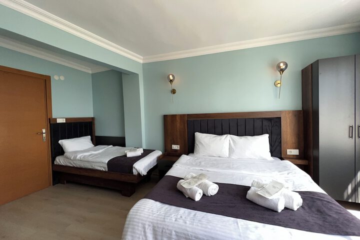 Room 4 of 16