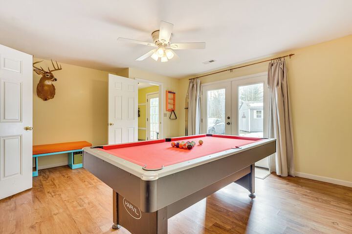 Family Home w / Game Room & Decks in Etlan!