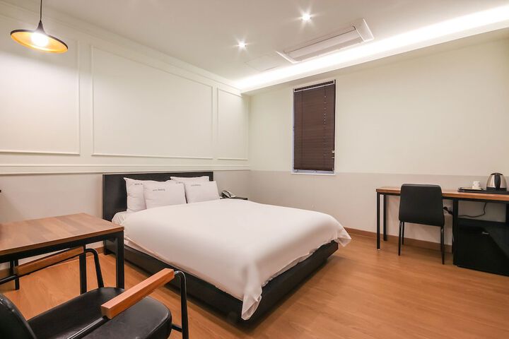 Room 27 of 37