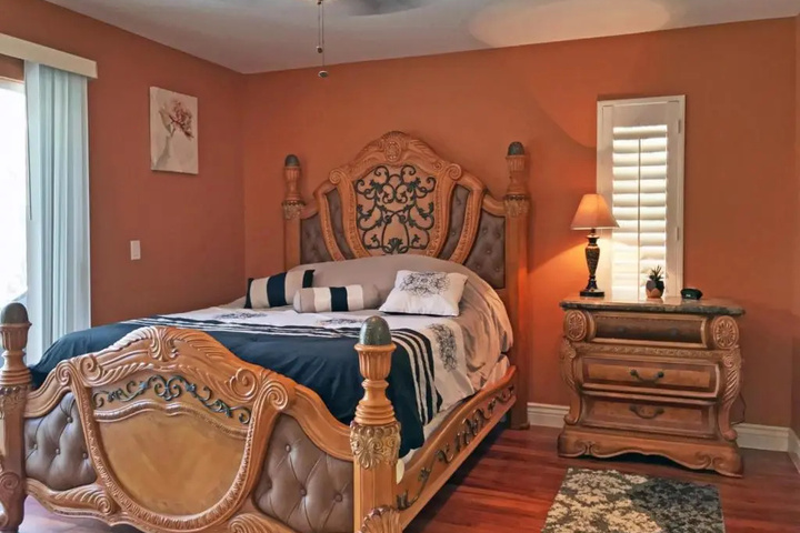 Room 4 of 18