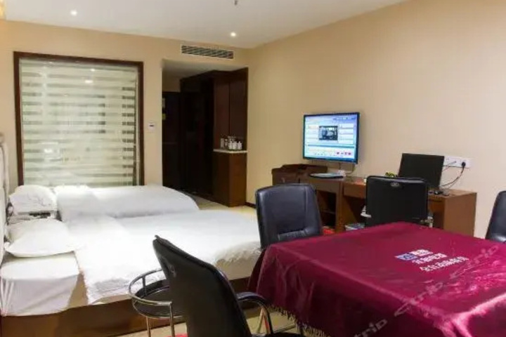 Room 4 of 10