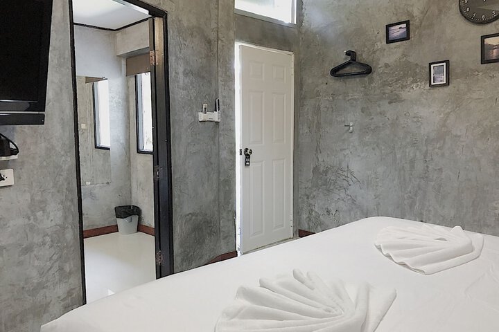 Room 25 of 128
