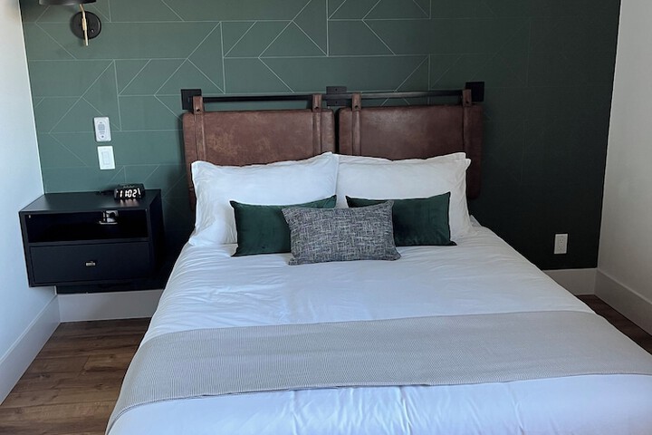 Room 13 of 28