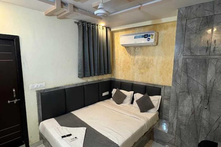 Room 8 of 17