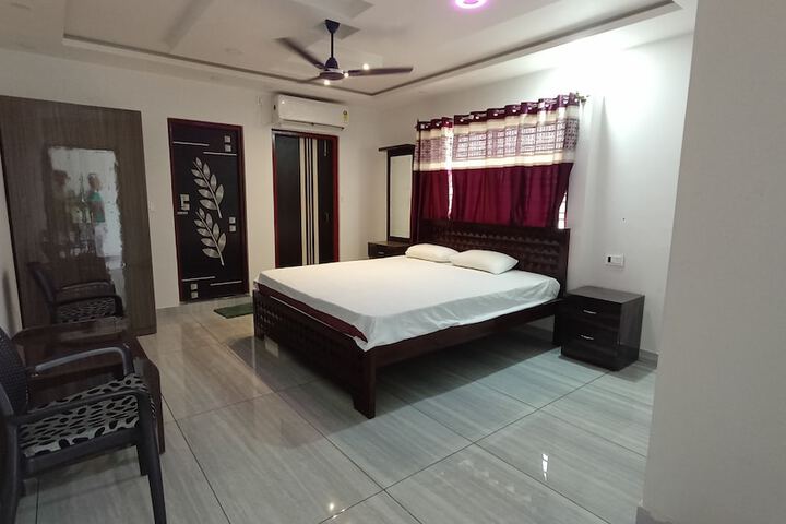 Room 9 of 33