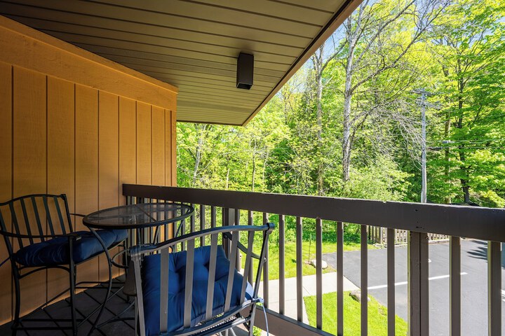 2 Queen Beds Partial Lake View (8 of 9)