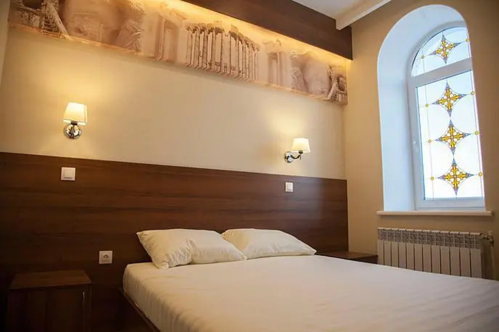 Room 4 of 12