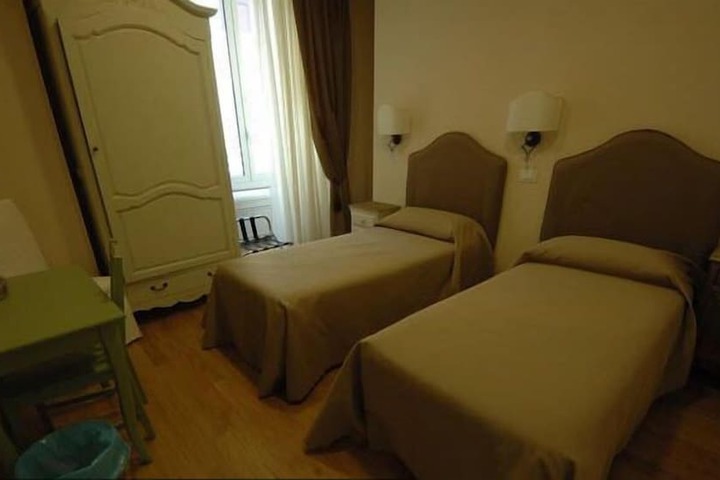 Room 12 of 32