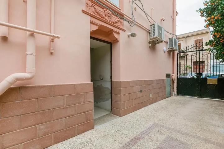 Exterior of Il Giardino Degli Aranci Flat Near The Royal Palace
