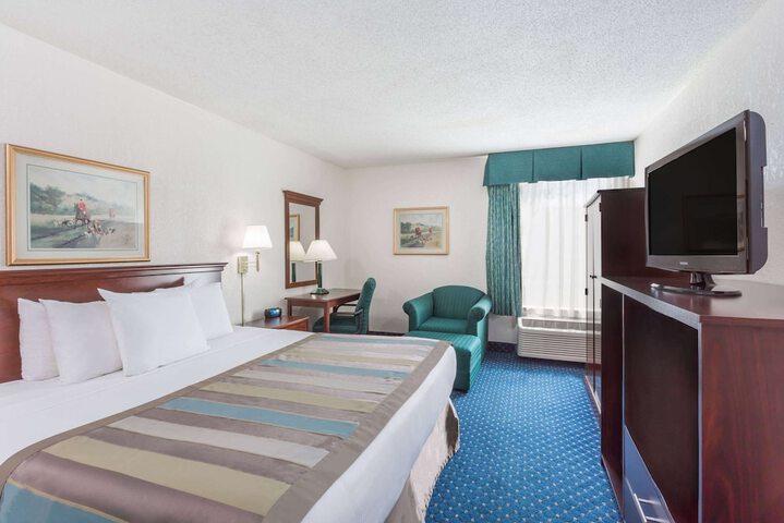 1 King Bed (12 of 15)