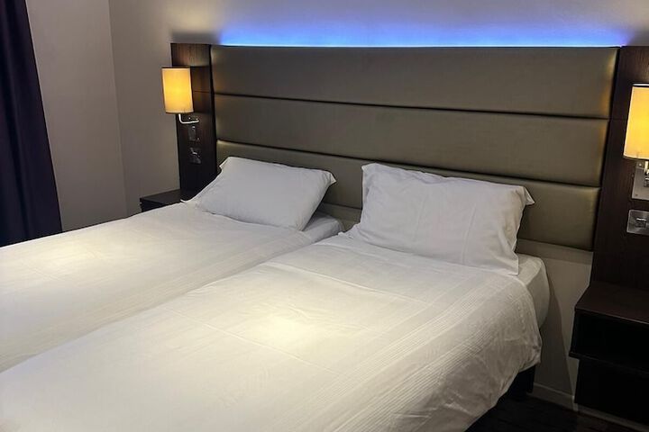 Room 6 of 16