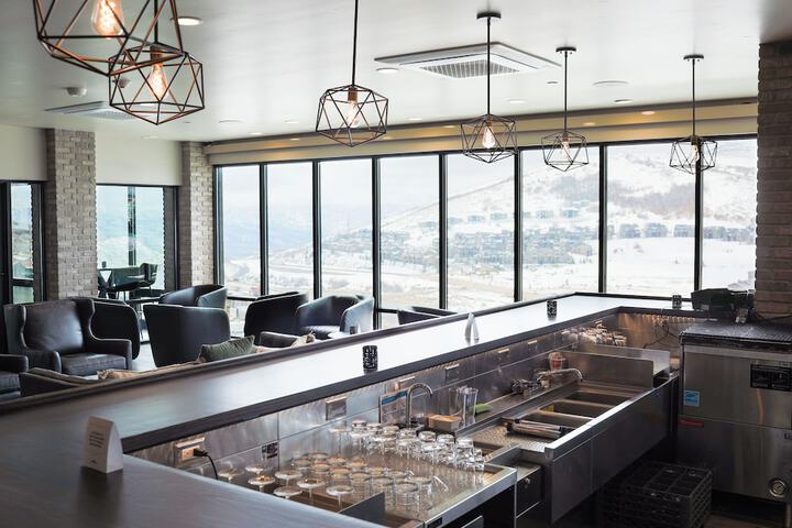 Lounge 198 of 215