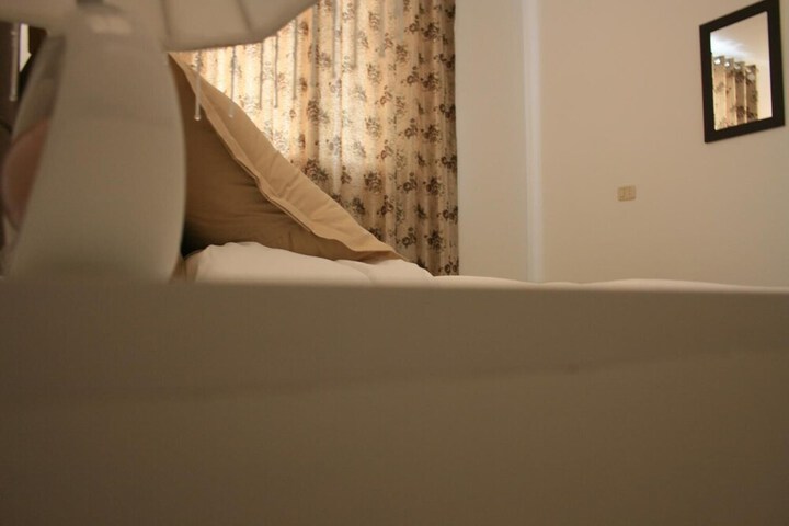 Room 8 of 33