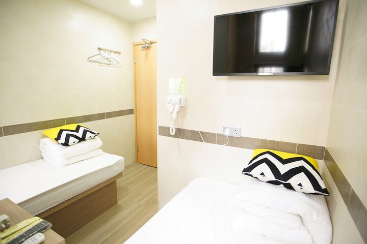 Room 33 of 195