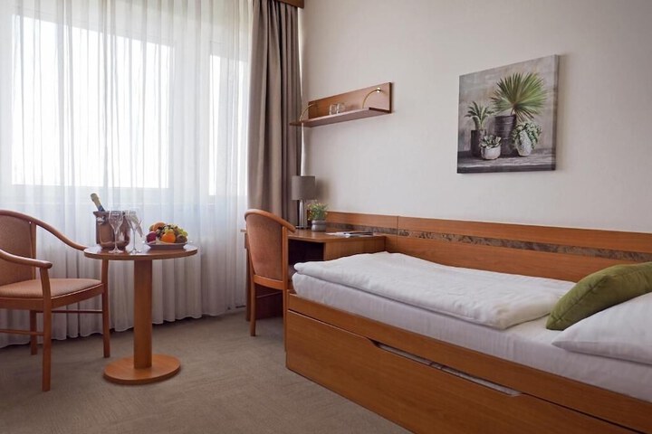 Room 3 of 10