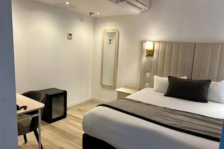 Room 28 of 76