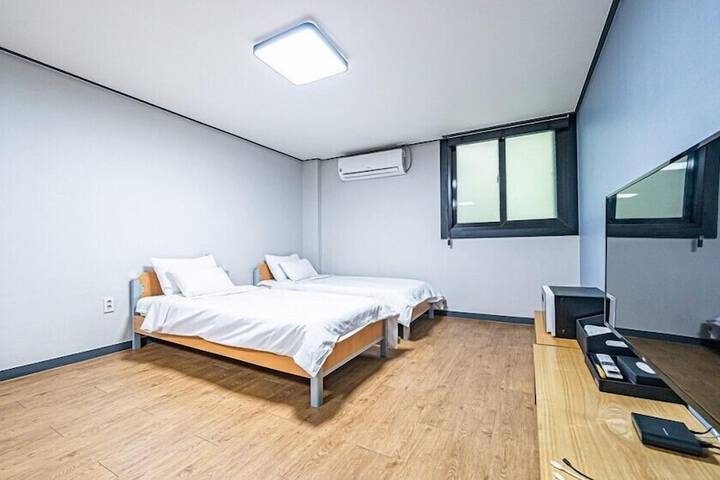 Room 32 of 65