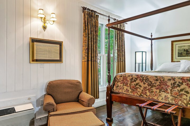 Snug Hug Queen Suite with Fireplace (29 of 131)