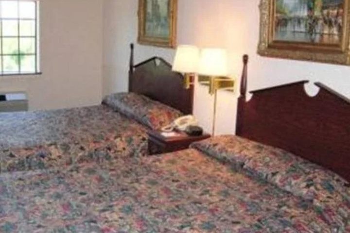 Room 6 of 12