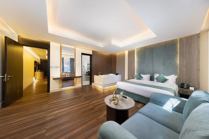 Room 8 of 16